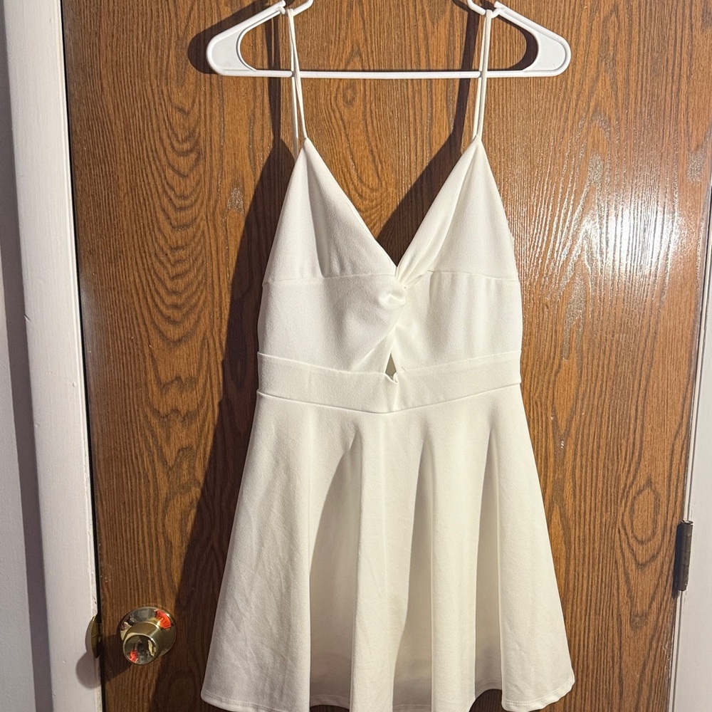 Elegant White Sleeveless Dress